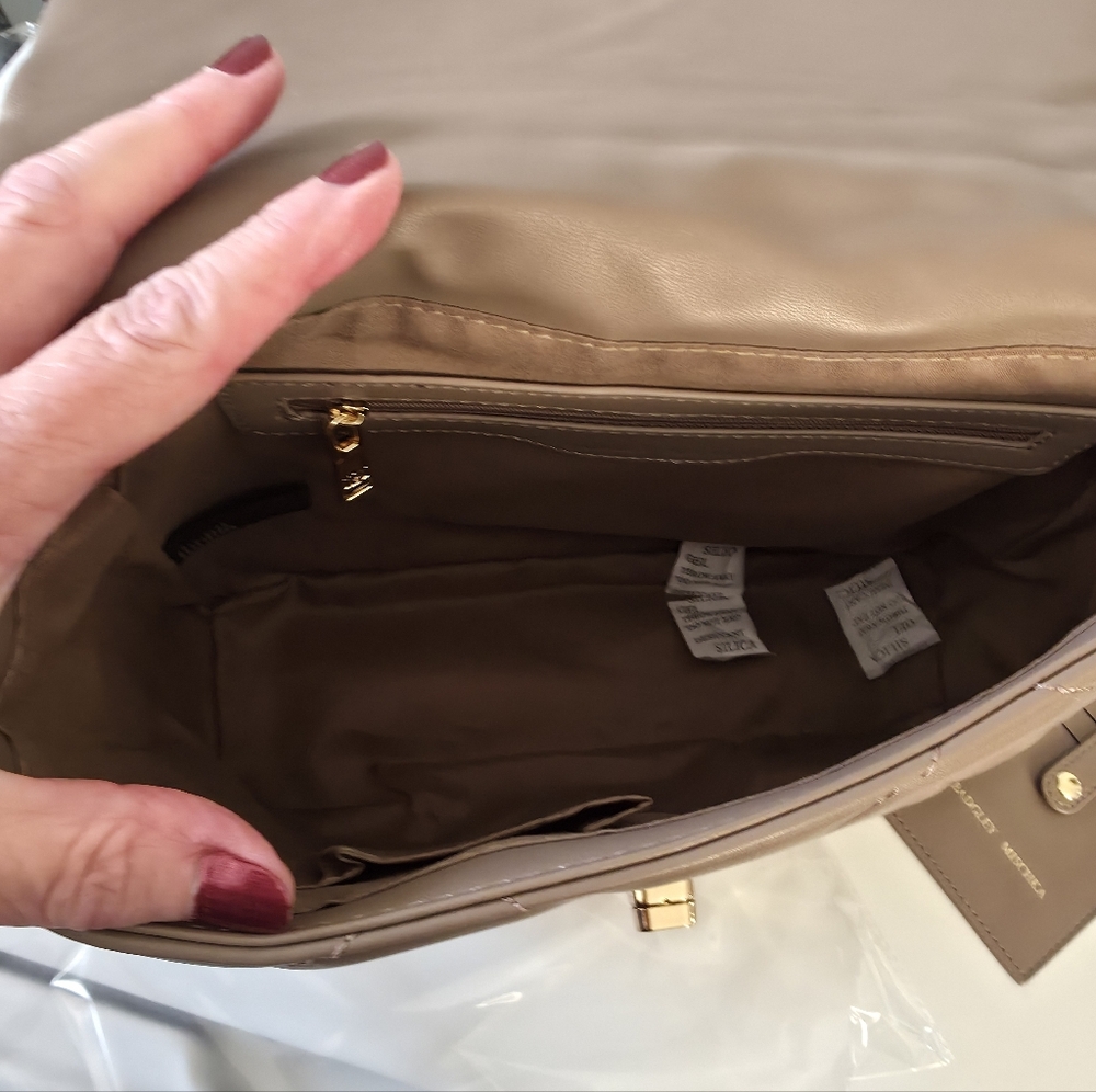 Badgley Mischka Messnger Crossbody Handbag WITH Cardholder - Picture 10 of 16